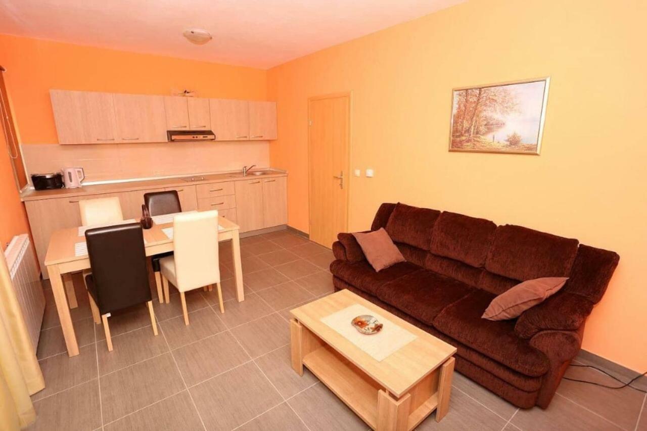 Apartmani Lili Sukosan Exterior photo