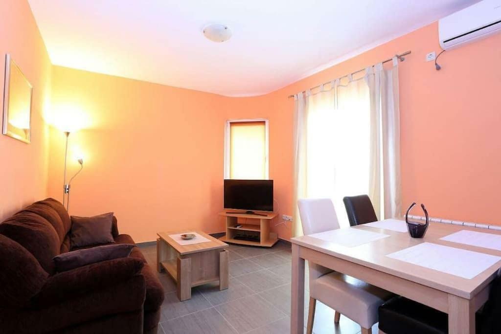 Apartmani Lili Sukosan Exterior photo