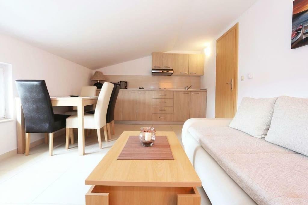 Apartmani Lili Sukosan Exterior photo